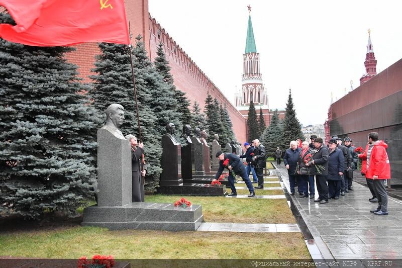 Кремлевские ленин. Ленин на красной площади. Ленин в Москве красная площадь. Ленин на красной площади в мавзолее. Возложение цветов на красной площади.