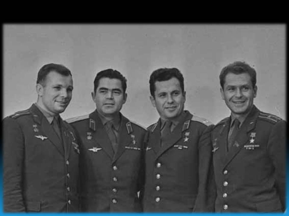 Сколько было первых космонавтов. Гагарин в отряде Космонавтов. Гагарин Титов Николаев Попович.