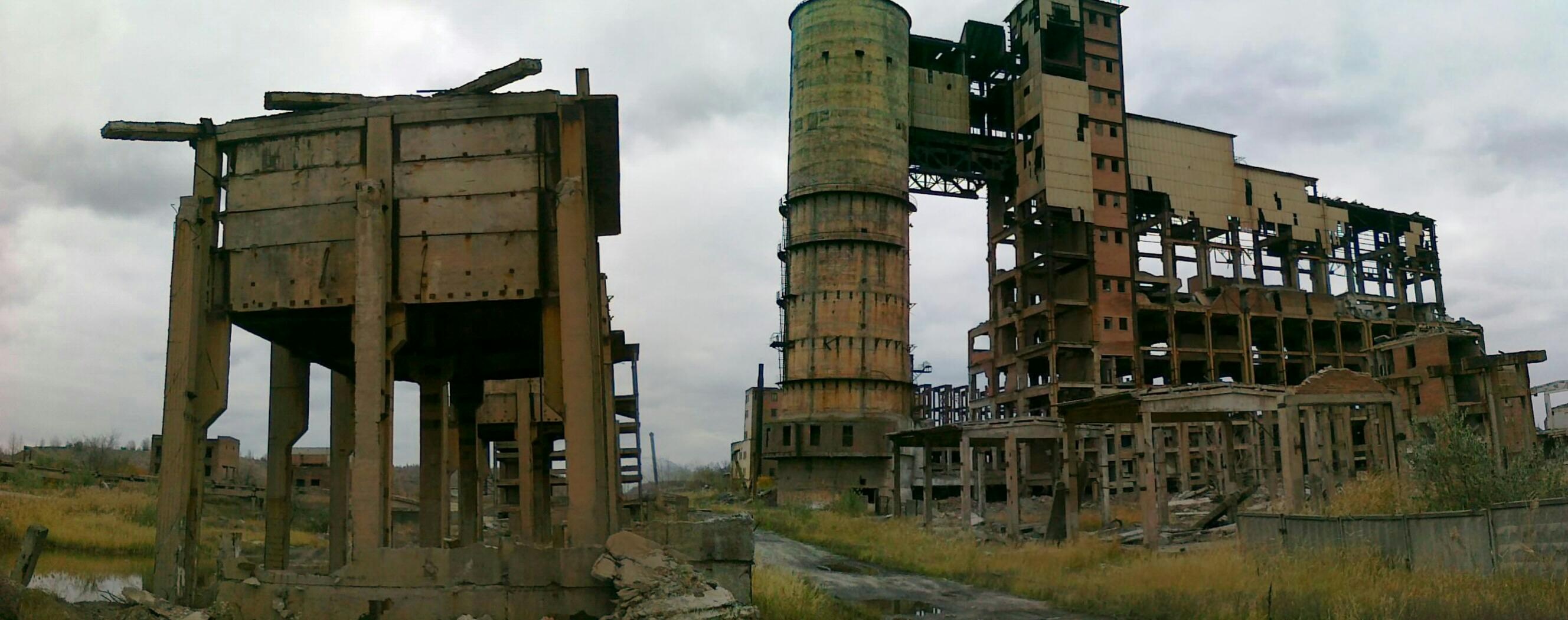 Разрушенная промышленность. Заводы Украины разрушенные. Украина фабрики разваленные. Украина завод Химпром. Разрушенные промышленные здания.
